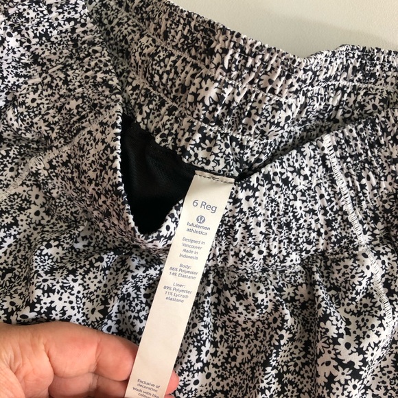 Lululemon Hotty Hot Short II *2.5" Ditsy Daisy White Black size 6 - Picture 8 of 12